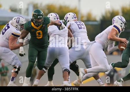 3. September 2022: Baylor Bears Defensive Lineman TJ Franklin (9) stürzt den Passanten während der 1. Hälfte des NCAA Football-Spiels zwischen den Albany Great Danes und Baylor Bears im McLane Stadium in Waco, Texas. Matthew Lynch/CSM (Foto: © Matthew Lynch/CSM via ZUMA Press Wire) Stockfoto