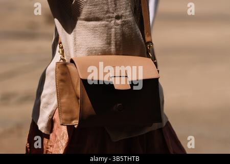 Mailand, Italien - 17. Juni 2023: Frau trägt Lederhandtasche. Modisches Outfit für Damen Stockfoto