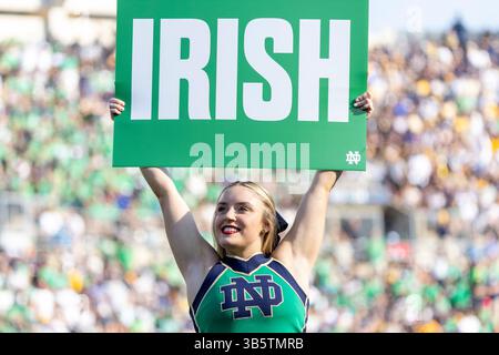 17. September 2022: Notre Dame Cheerleader tritt im Notre Dame Stadium in South Bend, Indiana, während der NCAA-Football-Action zwischen den California Golden Bears und den Notre Dame Fighting Irish auf. Notre Dame besiegte Kalifornien mit 24:17. John Mersits/CSM. (Kreditbild: © John Mersits/CSM via ZUMA Press Wire) Stockfoto