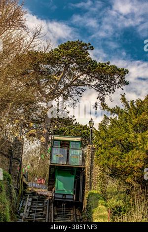 Die historische und unterhaltsame Touristenattraktion Lynton & Lynmouth Cliff Railway, North Devon, England. Kenntnisse, Fähigkeiten, Werte, Überzeugungen, Gewohnheiten, Stockfoto