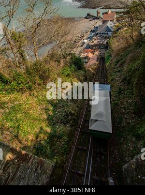 Die historische und unterhaltsame Touristenattraktion Lynton & Lynmouth Cliff Railway, North Devon, England. Kenntnisse, Fähigkeiten, Werte, Überzeugungen, Gewohnheiten, Stockfoto
