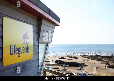 RNLI Rettungsschwimmer-Station mit Blick auf den Strand in Croyde Bay, Devon, Großbritannien Stockfoto