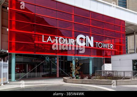 Eingang zum CN Tower und Schild zum CN Tower in englischer und französischer Sprache in Toronto, Kanada. Stockfoto