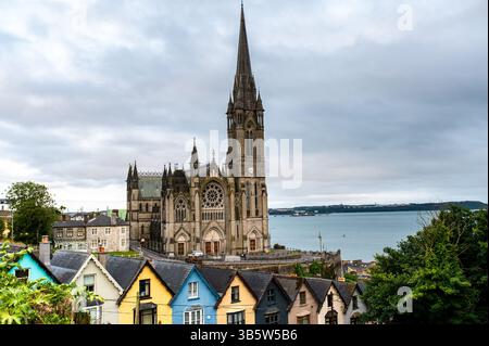Atemberaubender Blick auf die St. Colman's Cathedral in Cobh, Irland, mit ihrer beeindruckenden gotischen Architektur und dem Turm mit Blick auf den Hafen. Stockfoto