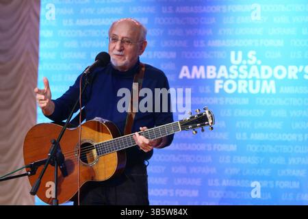 13. Dezember 2012, Kiew, Ukraine: Der Musiker Peter Yarrow der legendären Folk-Gruppe Peter, Paul and Mary tritt am 13. Dezember 2012 im Botschafterforum der Vereinigten Staaten in Kiew auf. (Bild: © US-Botschaft/Außenministerium/Planet Pix via ZUMA Press Wire) Stockfoto
