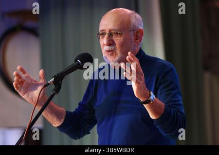 13. Dezember 2012, Kiew, Ukraine: Der Musiker Peter Yarrow der legendären Folk-Gruppe Peter, Paul and Mary tritt am 13. Dezember 2012 im Botschafterforum der Vereinigten Staaten in Kiew auf. (Bild: © US-Botschaft/Außenministerium/Planet Pix via ZUMA Press Wire) Stockfoto