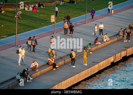 9. April 2022: Ansichten der Menschen aus dem Karakoy Coast Park bei einem Frühlingsuntergang in der Nähe des Goldenen Horns in Karakoy, Istanbul, Türkei am 9. April 2022. Karakoy, der heutige Name für das antike Galata, ist ein Geschäftsviertel im Stadtteil Beyoglu von Istanbul, das sich am nördlichen Teil der Mündung des Goldenen Horns auf der europäischen Seite des Bosporus befindet. (Bild: © Tolga Ildun/ZUMA Press Wire) Stockfoto
