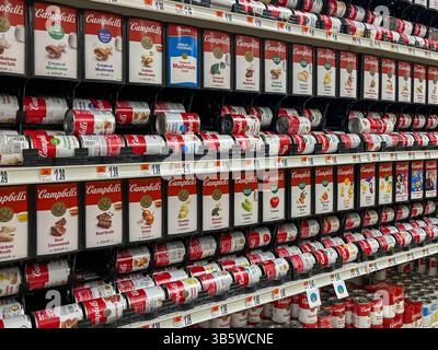 Verschiedene Campbell-Suppendosen und -Boxen zum Verkauf in den Regalen eines Supermarktes. Boston, MA, USA. Stockfoto