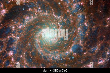 Deep Sky (2023) M74 glänzt in diesem kombinierten optischen/mittleren Infrarotbild mit Daten vom NASA/ESA Hubble Space Telescope und dem James Webb Space Telescope der NASA/ESA/CSA am hellsten. Der Staub, der durch die Arme der Galaxie geführt wird, ist rot gefärbt, und die jungen Sterne in den Armen und im Kernkern werden von dem mittigen Infrarot-Instrument des James Webb Space Telescope – MIRI – in Blau herausgegriffen. Die Advanced Camera for Surveys des Hubble Weltraumteleskops sorgt für mehr Tiefe: Das Leuchten der schwereren, älteren Sterne in Richtung Zentrum der Galaxie ist hauptsächlich gelb, kombiniert mit t Stockfoto