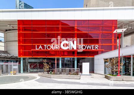 Eingang zum CN Tower und Schild zum CN Tower in englischer und französischer Sprache in Toronto, Kanada. Stockfoto