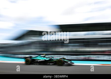 MIAMI, FLORIDA - 2. MAI: Fernando Alonso aus Spanien fuhr den (14) Aston Martin AMR25 Mercedes während des Trainings vor dem F1 Grand Prix von Miami am Miami International Autodrome am 2. Mai 2024 in Miami, USA. (Foto: Song Haiyuan/Paddocker) Stockfoto
