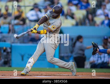 1. Juli 2022, Los Angeles, Kalifornien, USA: Jurickson Profar #10 der San Diego Padres verdoppelt sich während ihres MLB-Spiels gegen die Los Angeles Dodgers am Freitag, 1. Juli 2022 im Dodger Stadium in Los Angeles, Kalifornien. Dodgers besiegen Padres, 5-1. JAVIER ROJAS/PI (Foto: © Prensa Internacional Via ZUMA Press Wire) Stockfoto