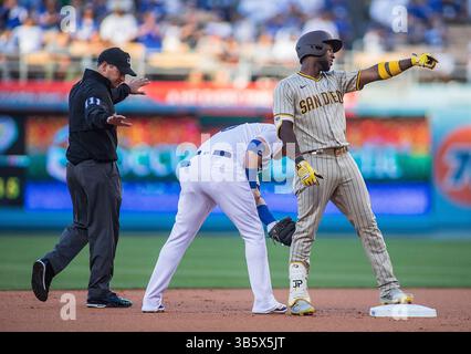 1. Juli 2022, Los Angeles, Kalifornien, USA: Jurickson Profar #10 der San Diego Padres verdoppelt sich während ihres MLB-Spiels gegen die Los Angeles Dodgers am Freitag, 1. Juli 2022 im Dodger Stadium in Los Angeles, Kalifornien. Dodgers besiegen Padres, 5-1. JAVIER ROJAS/PI (Foto: © Prensa Internacional Via ZUMA Press Wire) Stockfoto