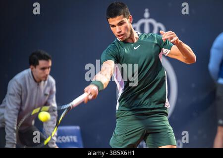 23. April 2022, Barcelona, Katalonien, Spanien: Carlos ALCARAZ (ESP) gibt den Ball an Alex de Minaur (aus) am 5. Tag der „Barcelona Open Banc Sabadell“ 2022 zurück. (Foto: © Matthias Oesterle/ZUMA Press Wire) Stockfoto