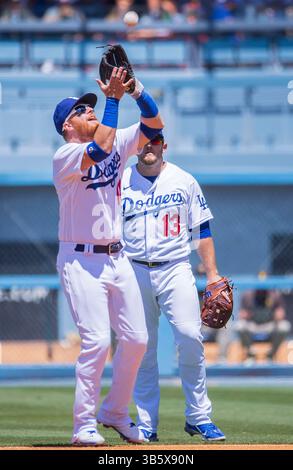 3. Juli 2022, Los Angeles, Kalifornien, USA: Justin Turner #10 der Los Angeles Dodgers fliegt während ihres MLB-Spiels gegen die San Diego Padres am Sonntag, den 3. Juli 2022, im Dodger Stadium in Los Angeles, Kalifornien. Dodgers verlieren gegen Padres mit 4:2. ARIANA RUIZ/PI (Bild: © Prensa Internacional via ZUMA Press Wire) Stockfoto