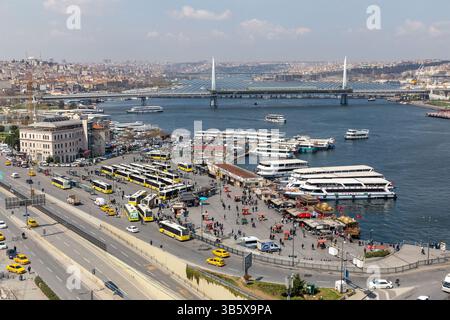 8. April 2022: Hochwinkelansicht des städtischen Busbahnhofs Eminonu an der Küste des Goldenen Horns mit Blick auf die Metrobrücke des Goldenen Horns im Hintergrund in Istanbul, Türkei am 8. April 2022. Der öffentliche Nahverkehr in Istanbul umfasst ein Busnetz, verschiedene Eisenbahnsysteme, Standseilbahnen und Seeverkehrsdienste, um die mehr als 15 Millionen Einwohner der Stadt auf einer Fläche von 5712 km2 zu bedienen. (Bild: © Tolga Ildun/ZUMA Press Wire) Stockfoto