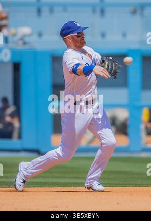 3. Juli 2022, Los Angeles, Kalifornien, USA: Justin Turner #10 der Los Angeles Dodgers wirft den Ball zum ersten Mal während ihres MLB-Spiels gegen die San Diego Padres am Sonntag, den 3. Juli 2022, im Dodger Stadium in Los Angeles, Kalifornien. Dodgers verlieren gegen Padres mit 4:2. ARIANA RUIZ/PI (Bild: © Prensa Internacional via ZUMA Press Wire) Stockfoto