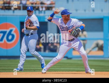 3. Juli 2022, Los Angeles, Kalifornien, USA: Justin Turner #10 der Los Angeles Dodgers wirft den Ball zum ersten Mal während ihres MLB-Spiels gegen die San Diego Padres am Sonntag, den 3. Juli 2022, im Dodger Stadium in Los Angeles, Kalifornien. Dodgers verlieren gegen Padres mit 4:2. ARIANA RUIZ/PI (Bild: © Prensa Internacional via ZUMA Press Wire) Stockfoto