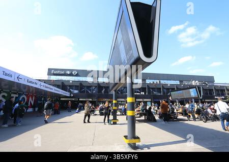 Die Halle vor der Euston Zug- und U-Bahn-Station, im Norden Londons, Großbritannien Stockfoto