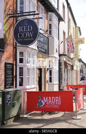 Der Red Cow Real Ale Pub mit traditionellen Pub-Spielen auf der High Street in Market Harborough, Großbritannien Stockfoto