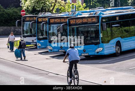Busparkplatz, während Pausenzeiten, oberhalb des Zentralen Busbahnhof, Busse der WSW, am Hauptbahnhof, Wuppertal, NRW, Deutschland ÖPNV Wuppertal *** Busparkplatz, in den Pausen, oberhalb des zentralen Busbahnhofs, WSW-Busse, am Hauptbahnhof, Wuppertal, NRW, Deutschland ÖPNV Wuppertal Stockfoto