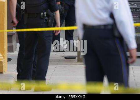 2. Mai 2025, Washington, District of Columbia, USA: Tatorttechniker inspizieren eine wiedergewonnene Waffe. Washington, DC Metropolitan Police, zusammen mit Offizieren der Washington Metropolitan Transit Authority und der US Secret Service Uniformed Division, reagierte auf eine Schießerei im Dupont Circle Viertel von Washington, DC am 2. Mai 2025. Die Polizei reagierte auf Berichte über einen bewaffneten Raub in einem Juweliergeschäft, als sie einen Verdächtigen trafen und verhafteten, der später mit nicht lebensbedrohlichen Verletzungen ins Krankenhaus gebracht wurde. Eine zweite Person wurde ebenfalls in Gewahrsam genommen. Stockfoto