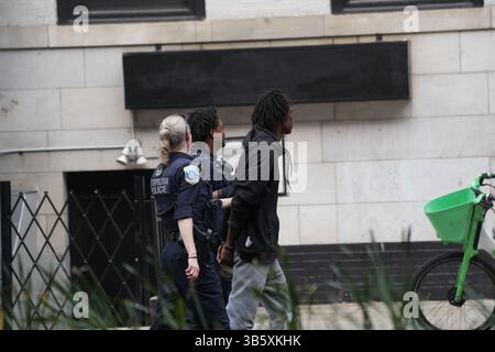 Mai 2025, Washington, District of Columbia, USA: Washington, die DC Metropolitan Police, zusammen mit Offizieren der Washington Metropolitan Transit Authority und der US Secret Service Uniformed Division, reagierte am 2. Mai 2025 auf eine Schießerei im Dupont Circle-Viertel von Washington, DC. Die Polizei reagierte auf Berichte über einen bewaffneten Raub in einem Juweliergeschäft, als sie einen Verdächtigen trafen und verhafteten, der später mit nicht lebensbedrohlichen Verletzungen ins Krankenhaus gebracht wurde. Eine zweite Person wurde ebenfalls in Gewahrsam genommen. (Kreditbild: © Andrew Leyden/ZUMA Press Wire) BEARBEITEN Stockfoto