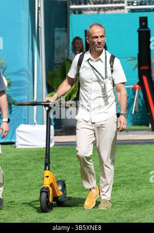 Miami, Vereinigte Staaten. Mai 2025. 02.05.2025, Miami International Autodrome, Miami, Formel 1 Crypto.com Miami Grand Prix 2025, Bild: Adam Norris, Vater von Lando Norris (GBR), McLaren F1 Team Credit: dpa/Alamy Live News Stockfoto