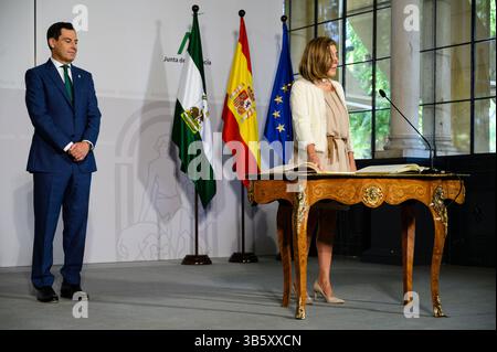 26. Juli 2022 in Sevilla, Andalusien, Spanien: Der Labour-Rat ROCIO BLANCO (rechts) schwört sie im San Telmo Palast, dem Hauptquartier der Verwaltung. Die meisten Ratsmitglieder sind neu und ihre Zahl wurde auf 13 erhöht. (Bild: © Angel Garcia/ZUMA Press Wire) Stockfoto