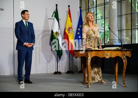 26. Juli 2022 in Sevilla, Andalusien, Spanien: Der Wirtschaftsrat CAROLINA ESPANA (rechts) schwört sie im San Telmo Palace, dem Hauptquartier der Verwaltung. Die meisten Stadträte sind neu und ihre Zahl wurde auf 13 erhöht (Credit Image: © Angel Garcia/ZUMA Press Wire) Stockfoto