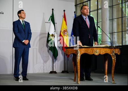 26. Juli 2022, Sevilla, Andalusien, Spanien: Der Tourismusrat ARTURO BERNAL (rechts) schwört sie im San Telmo Palast, dem Hauptquartier der Verwaltung. Die meisten Ratsmitglieder sind neu und ihre Zahl wurde auf 13 erhöht. (Bild: © Angel Garcia/ZUMA Press Wire) Stockfoto