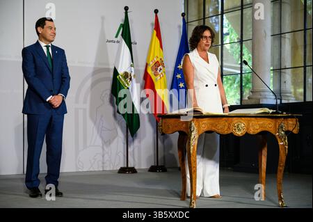 26. Juli 2022, Sevilla, Andalusien, Spanien: Die Gesundheitsrätin CATALINA GARCIA (rechts) schwört sie im San Telmo Palast, Sitz der Verwaltung. Die meisten Ratsmitglieder sind neu und ihre Zahl wurde auf 13 erhöht. (Bild: © Angel Garcia/ZUMA Press Wire) Stockfoto