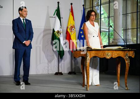 26. Juli 2022, Sevilla, Andalusien, Spanien: Die Gesundheitsrätin CATALINA GARCIA (rechts) schwört sie im San Telmo Palast, Sitz der Verwaltung. Die meisten Ratsmitglieder sind neu und ihre Zahl wurde auf 13 erhöht. (Bild: © Angel Garcia/ZUMA Press Wire) Stockfoto