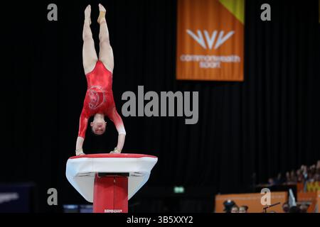 30. Juli 2022, Birminmgham, West Midlands, England: KAITLYN LIM aus Singapur tritt im Vault während des Finales und der Einzelqualifikation des künstlerischen Gymnastik Women's Team während der Birmingham 2022 Commonwealth Games in der Arena Birmingham, England auf (Bild: © Mickael Chavet/ZUMA Press Wire) Stockfoto