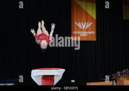 30. Juli 2022, Birminmgham, West Midlands, England: KAITLYN LIM aus Singapur tritt im Vault während des Finales und der Einzelqualifikation des künstlerischen Gymnastik Women's Team während der Birmingham 2022 Commonwealth Games in der Arena Birmingham, England auf (Bild: © Mickael Chavet/ZUMA Press Wire) Stockfoto