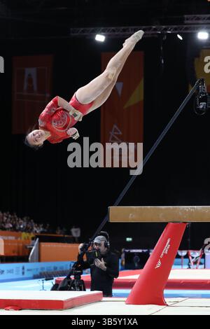 30. Juli 2022, Birminmgham, West Midlands, England: SHANDY POH of Singapore tritt auf dem Balance Beam während des Finales des Artistic Gymnastics Women's Team und der Einzelqualifikation während der Birmingham 2022 Commonwealth Games in der Arena Birmingham, England auf (Bild: © Mickael Chavet/ZUMA Press Wire) Stockfoto
