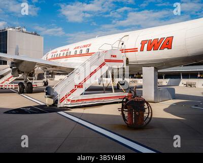 Redaktionelles Bild des TWA L-1049 Super Constellation Flugzeugs und der mobilen Treppe im TWA Hotel, JFK Airport, New York City, New York, UN Stockfoto