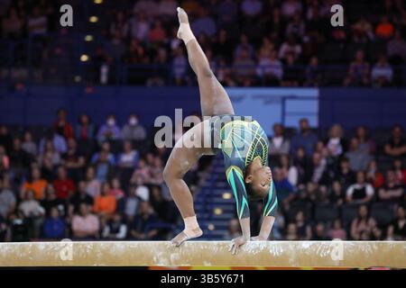 30. Juli 2022, Birminmgham, West Midlands, England: DANYELLA RICHARDS of Jamaica tritt auf dem Balance Beam während des Finales des Artistic Gymnastics Women's Team und der Einzelqualifikation während der Birmingham 2022 Commonwealth Games in der Arena Birmingham, England auf (Bild: © Mickael Chavet/ZUMA Press Wire) Stockfoto