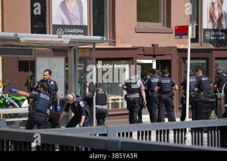 Mai 2025, Washington, District of Columbia, USA: Washington, die DC Metropolitan Police, zusammen mit Offizieren der Washington Metropolitan Transit Authority und der US Secret Service Uniformed Division, reagierte am 2. Mai 2025 auf eine Schießerei im Dupont Circle-Viertel von Washington, DC. Die Polizei reagierte auf Berichte über einen bewaffneten Raub in einem Juweliergeschäft, als sie einen Verdächtigen trafen und verhafteten, der später mit nicht lebensbedrohlichen Verletzungen ins Krankenhaus gebracht wurde. Eine zweite Person wurde ebenfalls in Gewahrsam genommen. (Kreditbild: © Andrew Leyden/ZUMA Press Wire) BEARBEITEN Stockfoto