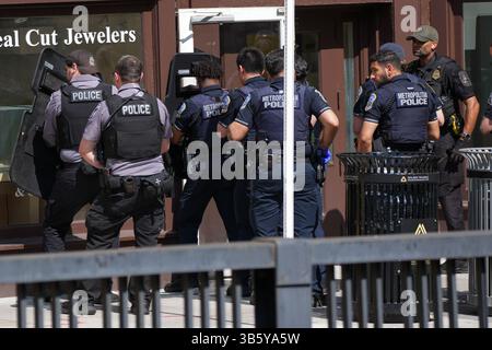 Mai 2025, Washington, District of Columbia, USA: Washington, die DC Metropolitan Police, zusammen mit Offizieren der Washington Metropolitan Transit Authority und der US Secret Service Uniformed Division, reagierte am 2. Mai 2025 auf eine Schießerei im Dupont Circle-Viertel von Washington, DC. Die Polizei reagierte auf Berichte über einen bewaffneten Raub in einem Juweliergeschäft, als sie einen Verdächtigen trafen und verhafteten, der später mit nicht lebensbedrohlichen Verletzungen ins Krankenhaus gebracht wurde. Eine zweite Person wurde ebenfalls in Gewahrsam genommen. (Kreditbild: © Andrew Leyden/ZUMA Press Wire) BEARBEITEN Stockfoto