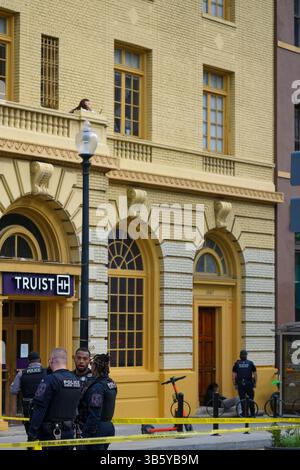 2. Mai 2025, Washington, District of Columbia, USA: Eine Nachbarin nimmt Pikots eines Tatorts von ihrer Terrasse. Washington, DC Metropolitan Police, zusammen mit Offizieren der Washington Metropolitan Transit Authority und der US Secret Service Uniformed Division, reagierte auf eine Schießerei im Dupont Circle Viertel von Washington, DC am 2. Mai 2025. Die Polizei reagierte auf Berichte über einen bewaffneten Raub in einem Juweliergeschäft, als sie einen Verdächtigen trafen und verhafteten, der später mit nicht lebensbedrohlichen Verletzungen ins Krankenhaus gebracht wurde. Eine zweite Person wurde ebenfalls in die Kundschaft gebracht Stockfoto