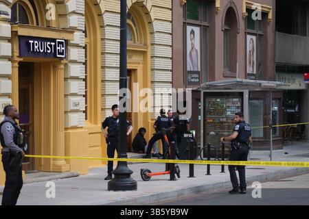 Mai 2025, Washington, District of Columbia, USA: Washington, die DC Metropolitan Police, zusammen mit Offizieren der Washington Metropolitan Transit Authority und der US Secret Service Uniformed Division, reagierte am 2. Mai 2025 auf eine Schießerei im Dupont Circle-Viertel von Washington, DC. Die Polizei reagierte auf Berichte über einen bewaffneten Raub in einem Juweliergeschäft, als sie einen Verdächtigen trafen und verhafteten, der später mit nicht lebensbedrohlichen Verletzungen ins Krankenhaus gebracht wurde. Eine zweite Person wurde ebenfalls in Gewahrsam genommen. (Kreditbild: © Andrew Leyden/ZUMA Press Wire) BEARBEITEN Stockfoto
