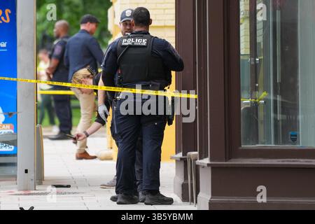 2. Mai 2025, Washington, District of Columbia, USA: Tatorttechniker inspizieren eine wiedergewonnene Waffe. Washington, DC Metropolitan Police, zusammen mit Offizieren der Washington Metropolitan Transit Authority und der US Secret Service Uniformed Division, reagierte auf eine Schießerei im Dupont Circle Viertel von Washington, DC am 2. Mai 2025. Die Polizei reagierte auf Berichte über einen bewaffneten Raub in einem Juweliergeschäft, als sie einen Verdächtigen trafen und verhafteten, der später mit nicht lebensbedrohlichen Verletzungen ins Krankenhaus gebracht wurde. Eine zweite Person wurde ebenfalls in Gewahrsam genommen. Stockfoto