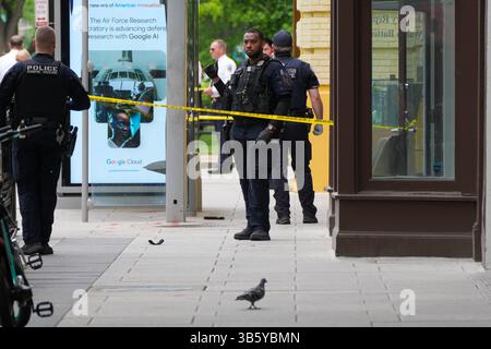 2. Mai 2025, Washington, District of Columbia, USA: Tatorttechniker inspizieren eine wiedergewonnene Waffe. Washington, DC Metropolitan Police, zusammen mit Offizieren der Washington Metropolitan Transit Authority und der US Secret Service Uniformed Division, reagierte auf eine Schießerei im Dupont Circle Viertel von Washington, DC am 2. Mai 2025. Die Polizei reagierte auf Berichte über einen bewaffneten Raub in einem Juweliergeschäft, als sie einen Verdächtigen trafen und verhafteten, der später mit nicht lebensbedrohlichen Verletzungen ins Krankenhaus gebracht wurde. Eine zweite Person wurde ebenfalls in Gewahrsam genommen. Stockfoto