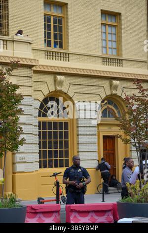 2. Mai 2025, Washington, District of Columbia, USA: Eine Nachbarin nimmt Pikots eines Tatorts von ihrer Terrasse. Washington, DC Metropolitan Police, zusammen mit Offizieren der Washington Metropolitan Transit Authority und der US Secret Service Uniformed Division, reagierte auf eine Schießerei im Dupont Circle Viertel von Washington, DC am 2. Mai 2025. Die Polizei reagierte auf Berichte über einen bewaffneten Raub in einem Juweliergeschäft, als sie einen Verdächtigen trafen und verhafteten, der später mit nicht lebensbedrohlichen Verletzungen ins Krankenhaus gebracht wurde. Eine zweite Person wurde ebenfalls in die Kundschaft gebracht Stockfoto