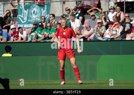 Köln, Deutschland. Mai 2025. Köln, Deutschland, 01. Mai 2025: Carolin Simon (30 Bayern München) im Finale des DFB-Pokals zwischen dem FC Bayern München und dem SV Werder Bremen im RheinEnergieStadion Köln (Qianru Zhang/SPP) Credit: SPP Sport Press Photo. /Alamy Live News Stockfoto