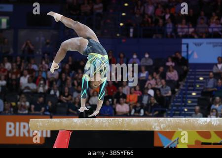 30. Juli 2022, Birminmgham, West Midlands, England: DANYELLA RICHARDS of Jamaica tritt auf dem Balance Beam während des Finales des Artistic Gymnastics Women's Team und der Einzelqualifikation während der Birmingham 2022 Commonwealth Games in der Arena Birmingham, England auf (Bild: © Mickael Chavet/ZUMA Press Wire) Stockfoto
