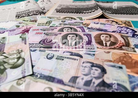 23. Juni 2022, Nordkorea: Zahlreiche nordkoreanische Won-Banknoten auf einem Tisch. (Bild: © Angel Garcia/ZUMA Press Wire) Stockfoto