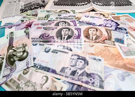 23. Juni 2022, Nordkorea: Zahlreiche nordkoreanische Won-Banknoten auf einem Tisch. (Bild: © Angel Garcia/ZUMA Press Wire) Stockfoto