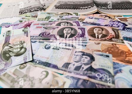 23. Juni 2022, Nordkorea: Zahlreiche nordkoreanische Won-Banknoten auf einem Tisch. (Bild: © Angel Garcia/ZUMA Press Wire) Stockfoto